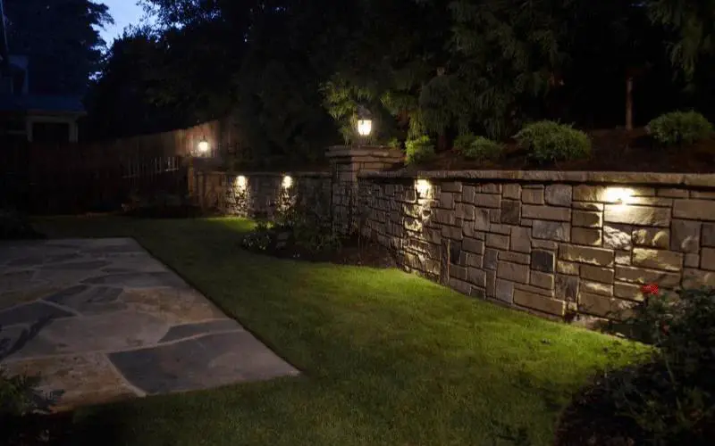 10 Stunning Retaining Wall Lighting Ideas - LightingSavvy